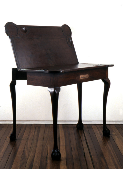 Mesa de tresillo en la que jugó Francisco de Paula Santander, ca. 1780. Fabricación inglesa. Colección Museo Nacional de Colombia. Reg. 671